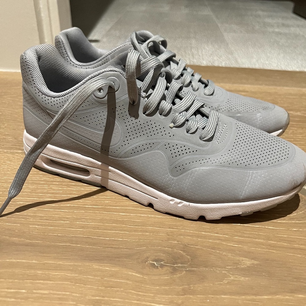 Nike Air Womens Shoes- Grey Leather- Size 8